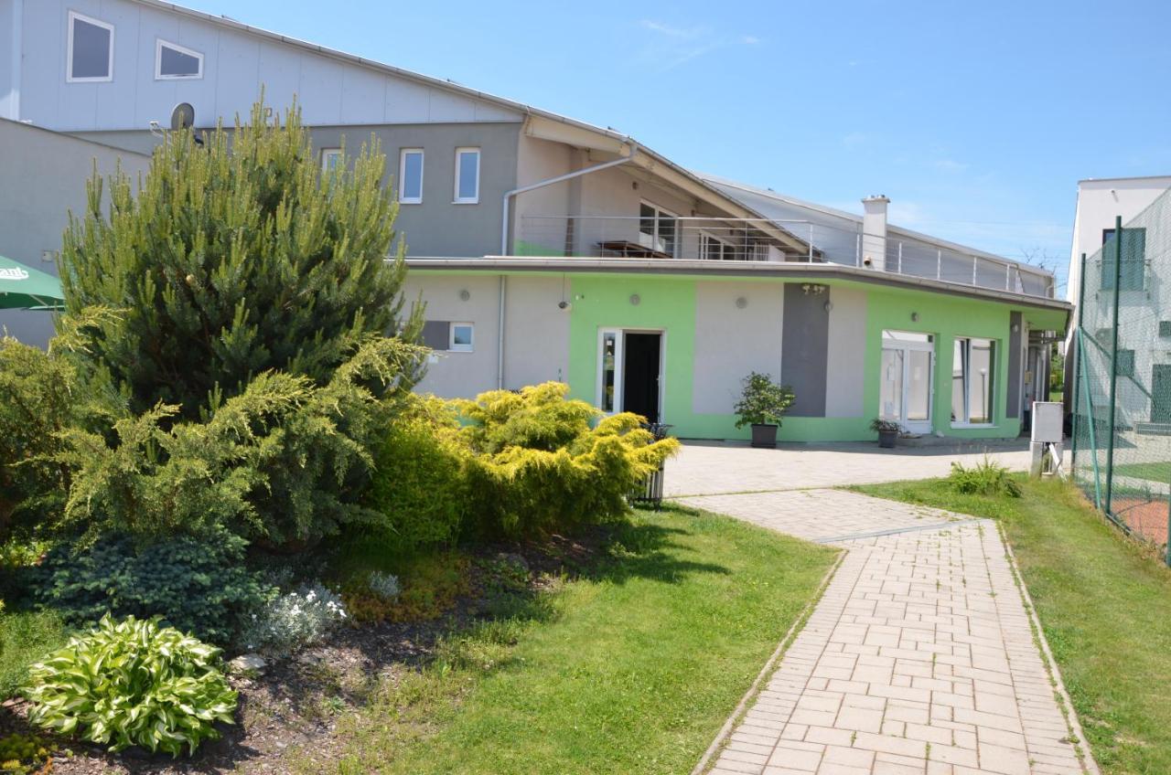 Penzion Rocket Club Lučenec Exteriör bild